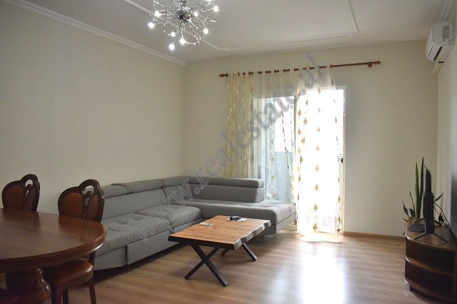 Apartament 1+1 me qira ne rrugen Petro Nini Luarasi prane shkolles se Baletit ne Tirane.
Banesa esh